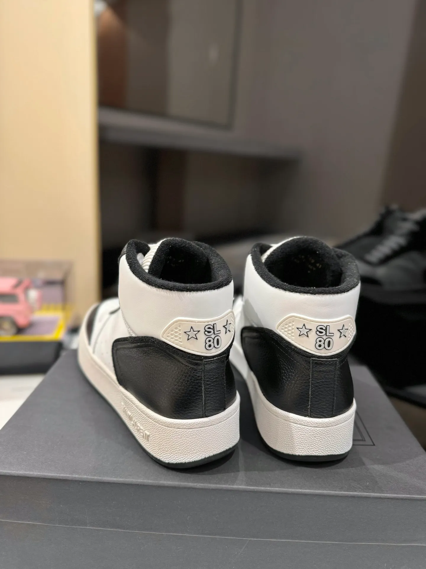 👟👟Ex-factory price 680👟👟 [High version for couples] YSL SAINT LAURENT Yves Saint Laurent SL61, the latest popular casual series in spring and summer...👍👍 Yves Saint Laurent SL61, original purchase, 1:1 replica, fresh blood injection and casual retro design, super good-looking and versatile, the upper is made of cowhide punching and splicing, the upper is super soft , lightweight and comfortable to match with sweatshirts, it is recommended to have one pair in each hand😁 ✅Fabric: Original customized cowhide ➕Punching process ➕Last process ✅Inner lining: Original towel lining ✅Feet: Original customized cowhide ✅Outsole: Original molded two-color bottom ✅Packaging: Original full set of packaging ✅Code number: 35-46 (Female 41.42. Male 38.45.46 Customized, non-returnable)